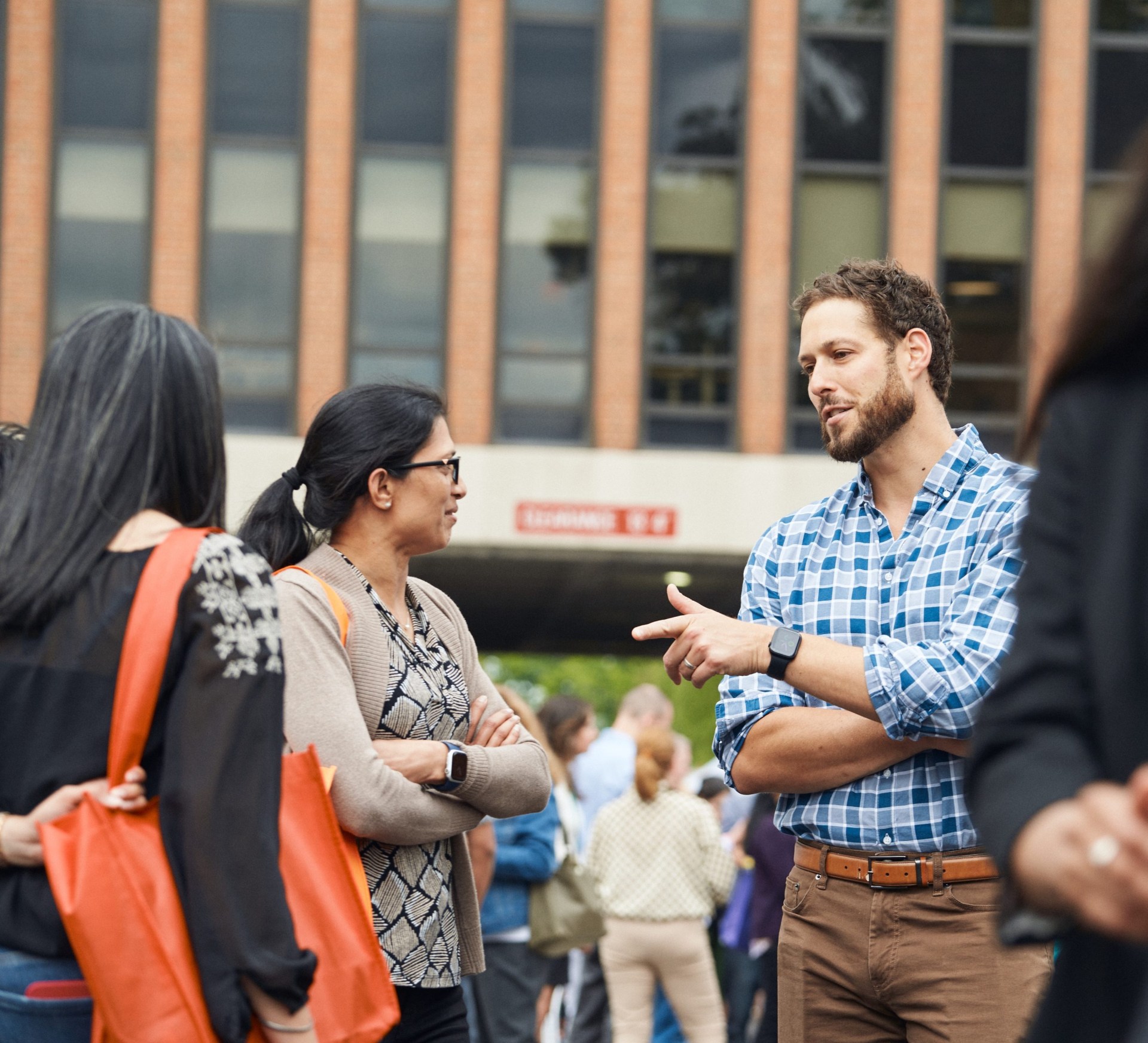 Two colleagues are talking outside of a building.